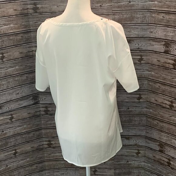 🔥🔥SALE🔥🔥White Short Sleeve Bold Colored Design Top NWOT - Picture 4 of 4
